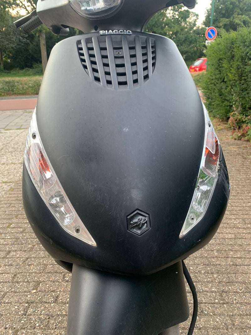 Piaggio Zip Voorkap Logo zwart- 3D Printed