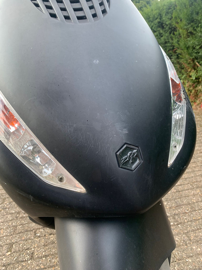 Piaggio Zip Voorkap Logo zwart- 3D Printed