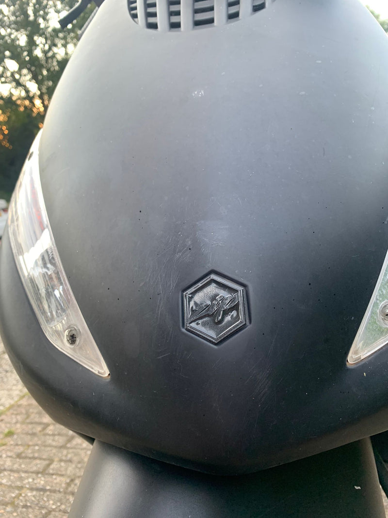 Piaggio Zip Voorkap Logo zwart- 3D Printed